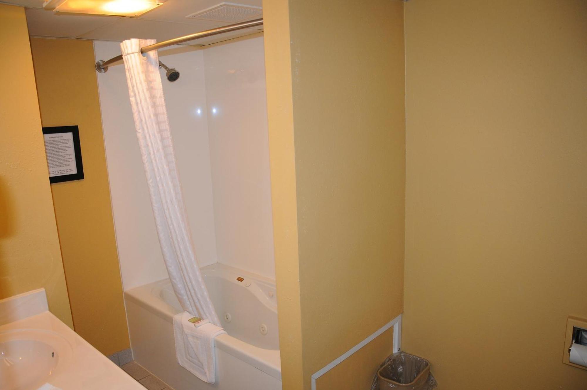 Boarders Inn And Suites By Cobblestone Lamar Missouri Room photo